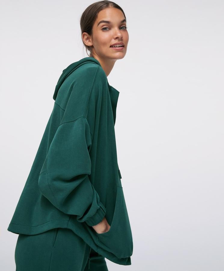 Sudadera verde oversized de Oysho, (35,99 euros).