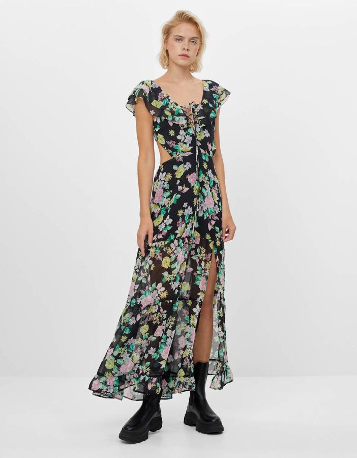 Este vestido de gasa de Bershka es solo para las más atrevidas. ¿El motivo? sus aberturas y su escote en V que se ajusta con unas cintas. No solo acepta Converse, también lo podrás reutilizar en invierno con unas botas moteras. Tiene un precio de 39,99 euros.