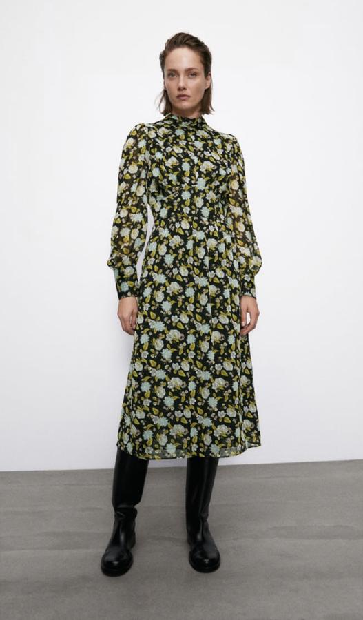 Un clásico vestido de flores de Zara, con largo midi, manga larga y cuello ligeramete elevado. Cuesta 39,95 euros.