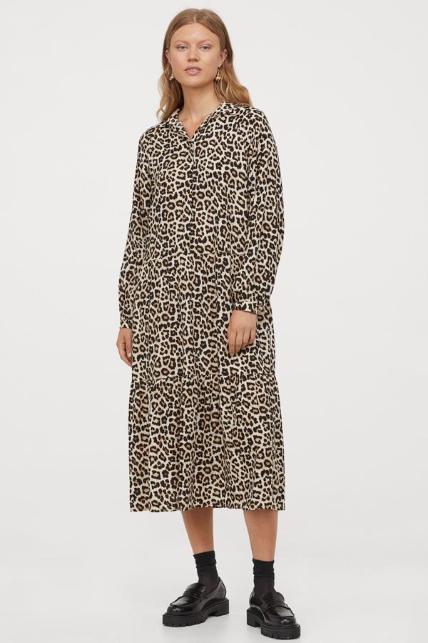 El animal print siempre es una buena idea y no hay nada como el leopardo para combinar con una chaqueta de cuero. Y, por supuetso, las Converse, que en este caso te quedarán ideales en negro o color crema. El vestido cuesta 19,99 euros.