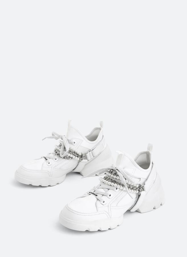 Otra propuesta con cadenas y perlas son estas deportivas elaboradas en corte de piel de vacuno e inserciones de tejido en color blanco con cierre de cordones a tono. Solo quedan en el número 41 y tienen un precio de 99 euros.