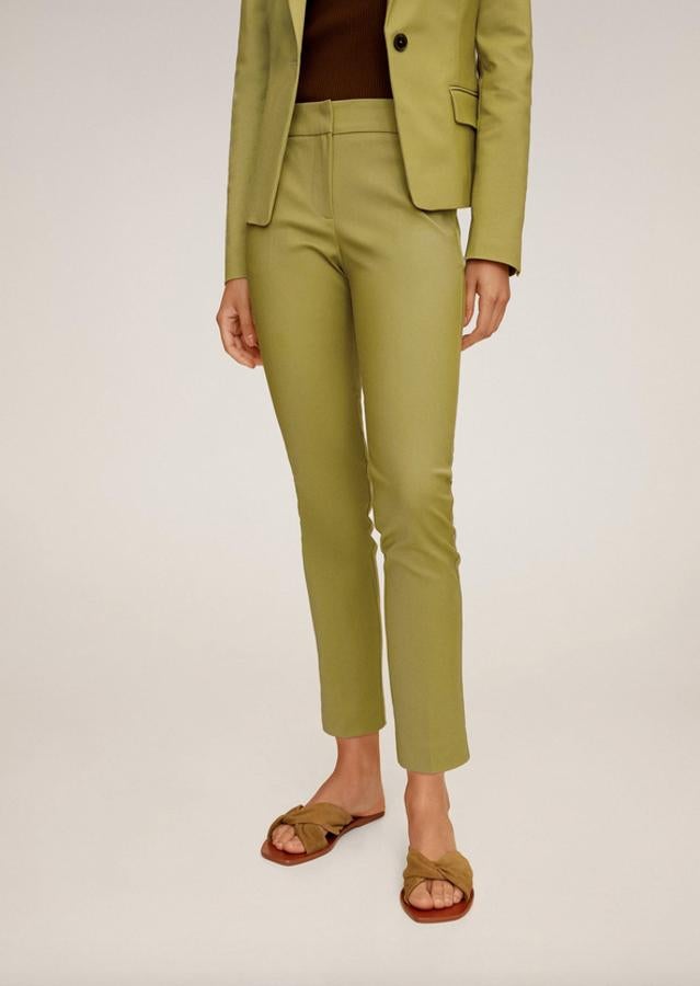 Corte slim y tiro medio para estos pantalones pitillo de algodón en color oliva con dos bolsillos laterales y cierre de cremallera. Puedes encontrarlos en Mango entre las tallas 34 y 44 por 25,99 euros.
