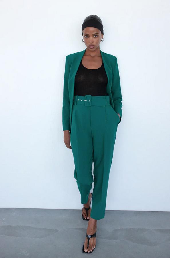 En verde pato, de tiro alto y cinturón a tono del mismo tejido con hebilla forrada, estos pantalones de Zara vienen con bolsillos delanteros y falsos bolsillos de doble vivo en la espalda. Disponibles entre las tallas XS y L, cuestan 29,95 euros.