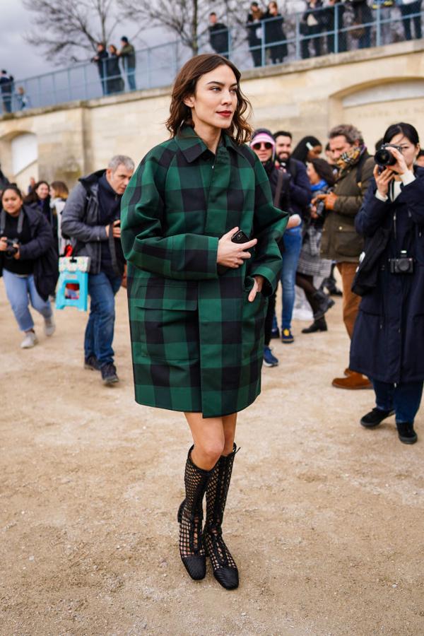 A Alexa Chung las tendencias nunca la pillan desprevenida, algo que la inglesa demuestra con este abrifo de Dior, de impacable factura campestre.
