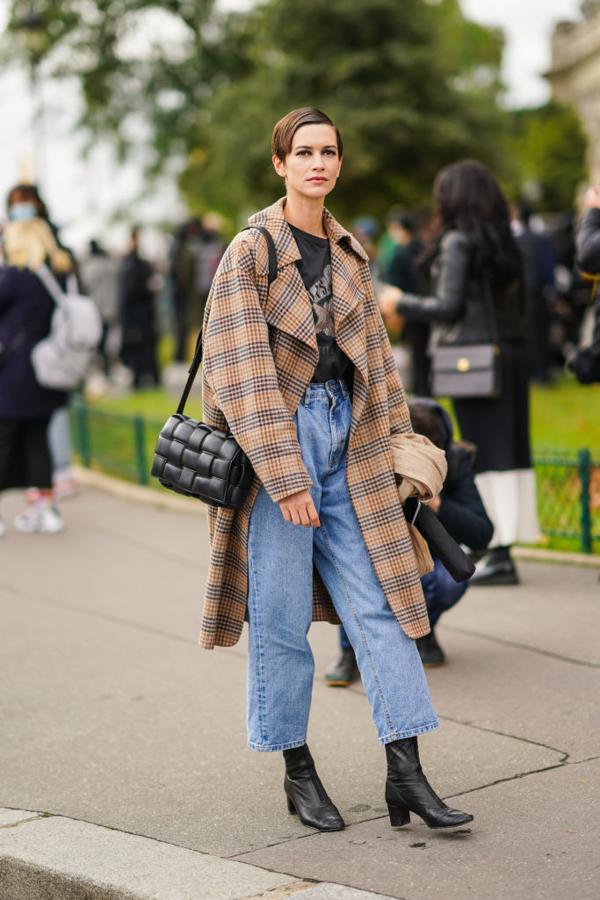 La gabardina siempre será un clásico irreemplazable, y como la experta que es, sabe sacudirse la seriedad y mirar hacia el futuro mezclándose con un par de vaqueros y una camiseta estampada.