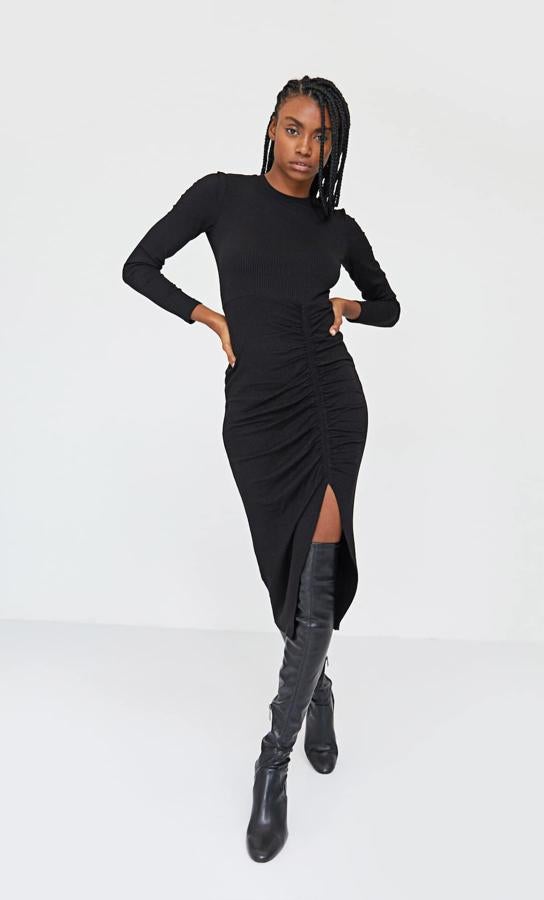 En Stradivarius también apuestan por el modelo clásico, de efecto piel, por encima de la rodilla y muy ajustadas, y con un tacón medio. Su precio es de 49,99 euros.