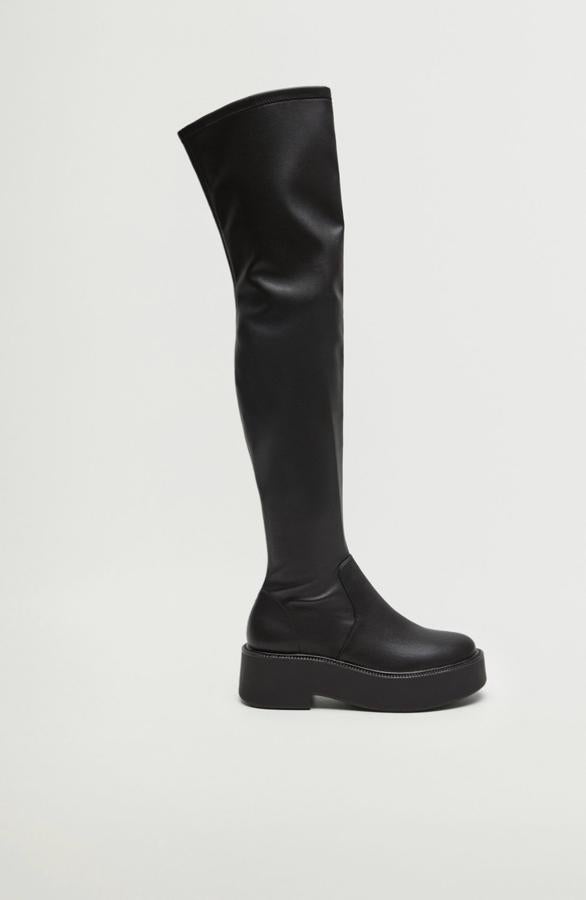Son las más diferentes y las más cañeras, nos referimos a estas botas de Mango con plataforma y punta redondeada, también de caña elástica. Su precio es de 59,99 euros.