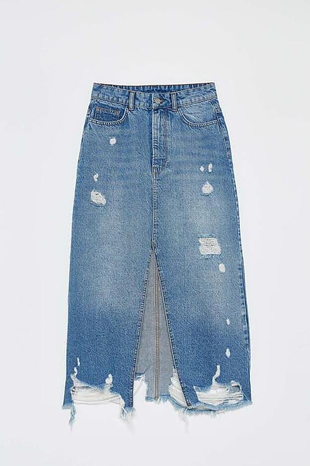 Falda tubo vaquera con detalles desgastados, de Sfera (29,99 €).