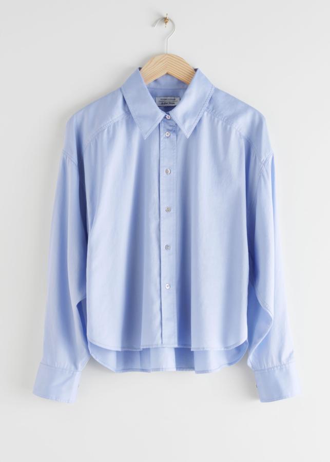 Camisa clásica de popelín en azul, de las rebajas de & Other Stories (44 euros).