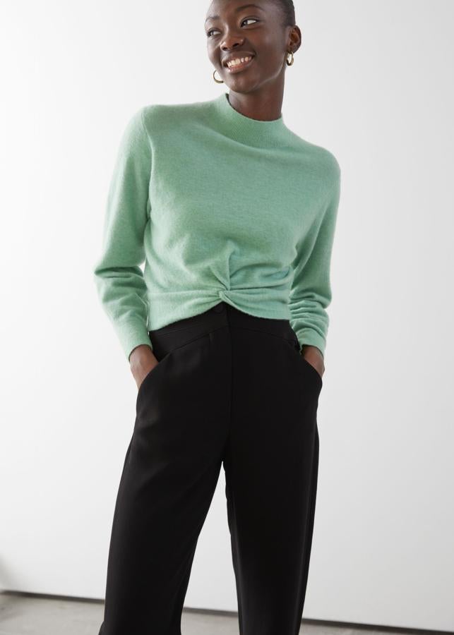 Jersey de cuello alto con detalle de nudo en la parte delantera, de las rebajas de & Other Stories (44 euros).