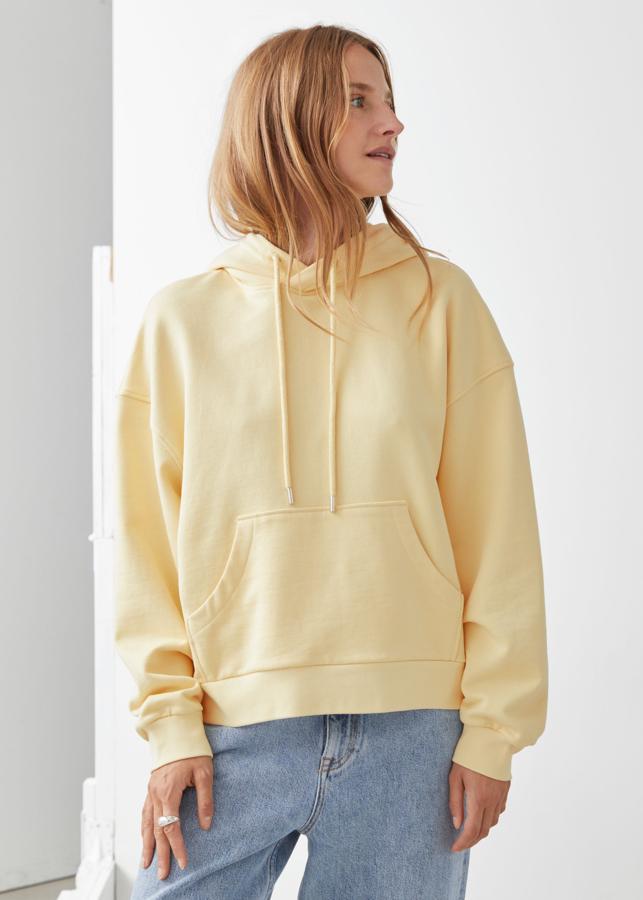Sudadera oversize con capucha, disponible en varios colores, de las rebajas de & Other Stories (38 euros).