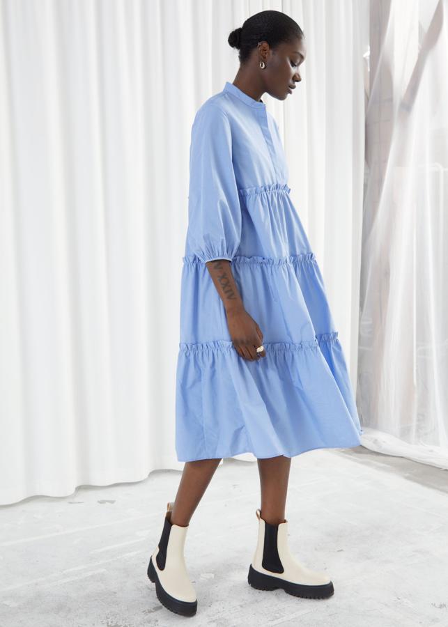 Vestido azul con vuelo y mangas puffy, de las rebajas de & Other Stories (51 euros).