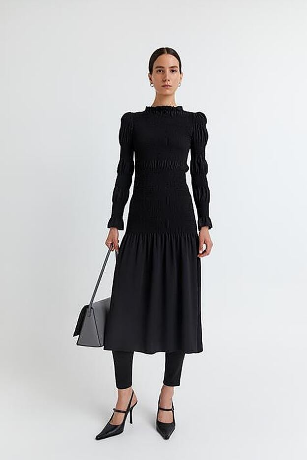 Este es el vestido negro más deseado del momento. Es de Sfera pero está agotado en casi todas las tallas.