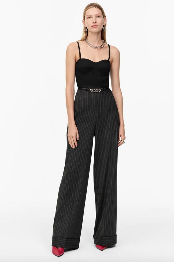 Entre las propuestas más originales de Zara está este mono bustier con escote de pico y tirantes finos con detalle de pernera ancha con tejido combinado a contraste y estampado de rayas. Cuesta 79,95 euros y estará disponible en las tallas S, M y L.