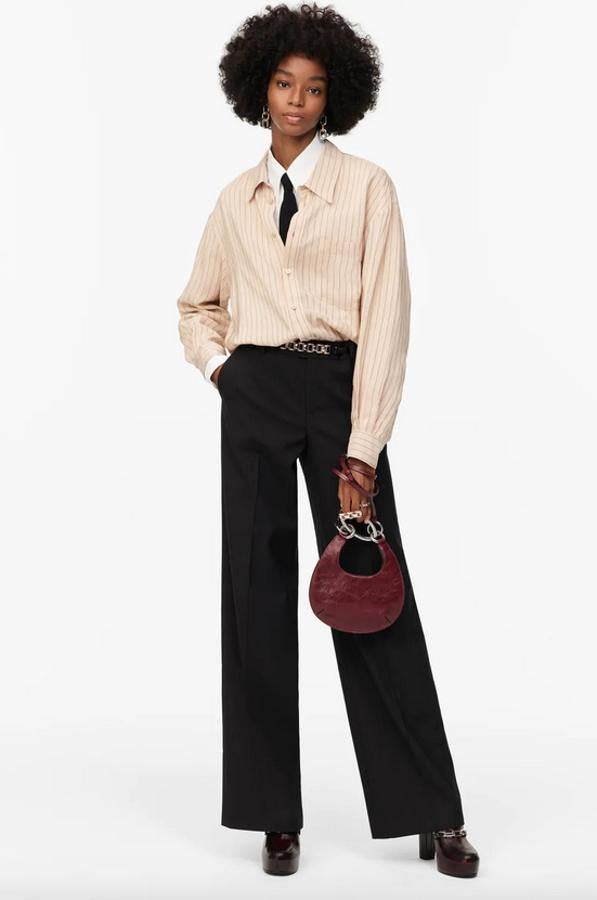 Con cuerpo camisero en rosa nude con estampado de rayas y perneras rectas, este mono de Zara tiene un precio de 89,95 euros y está disponible entre las tallas XS y L.