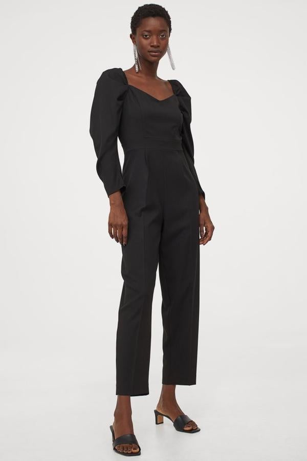 Diseño tobillero con escote corazón para este mono de H&M con cremallera oculta en la espalda, mangas tres cuartos amplias y puños ceñidos con botón oculto. Con costura en la cintura con pinzas y perneras pitillo con raya, solo se vende en la web de la firma por 39,99 euros entre las tallas 32 y 50.
