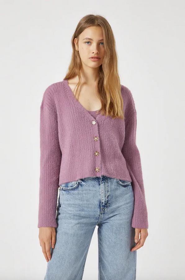 Botones delanteros en carey para esta chaqueta de pelo corto con escote de pico y cuerpo cropped en color breva. Tiene un precio de 22,99 euros y está disponible entre las tallas S y L.