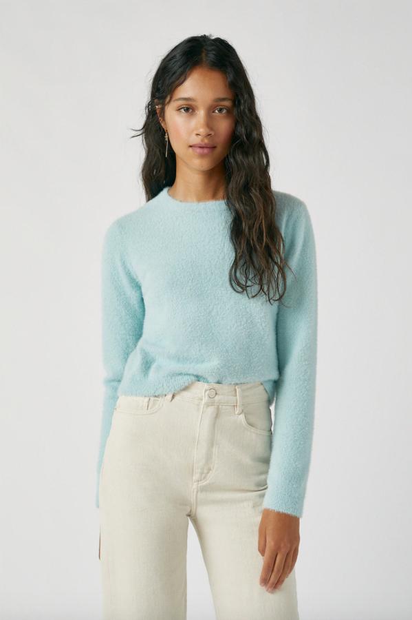 En verde agua, con cuello redondo, mangas largas y cuerpo cropped, este jersey de pelo corto tiene un precio de 17,99 euros y está disponible entre las tallas XS y L.