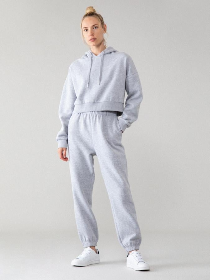 Chándal gris con sudadera con capucha (8,99 euros) y pantalón con bajo fruncido (8,99 euros), de Lefties.