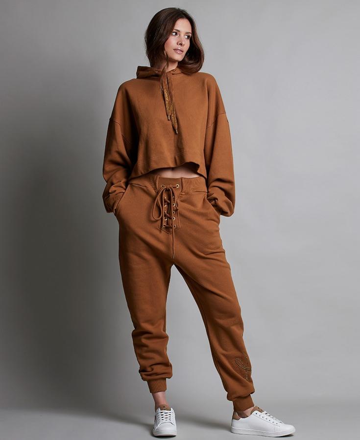 Chándal en color marrón de con pantalón jogger (89 euros) y sudadera con capucha (99 euros) de la firma de Paula Echevarría, Space Flamingo.