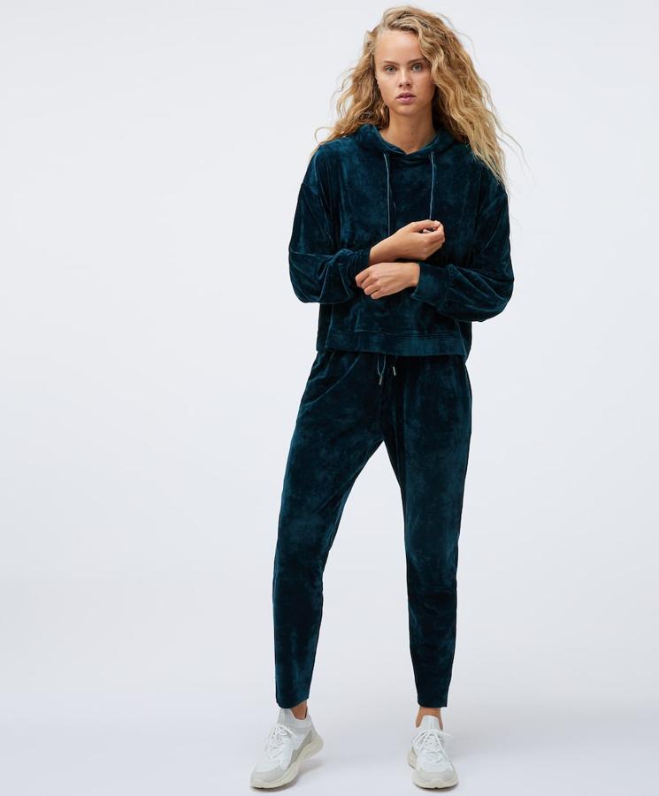Chándal azul oscuro de terciopelo de Oysho, con sudadera (29,99 euros) y pantalón (29,99 euros).