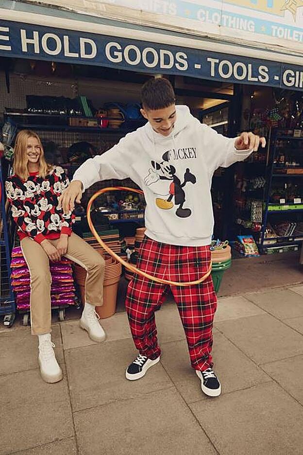 La nostalgia infantil a la que apelan algunas firmas de moda no distingue tampoco de géneros. La colección dedicada a Mickey Mouse de Bershka ofrece prendas y accesorios tanto para hombre como para mujer.