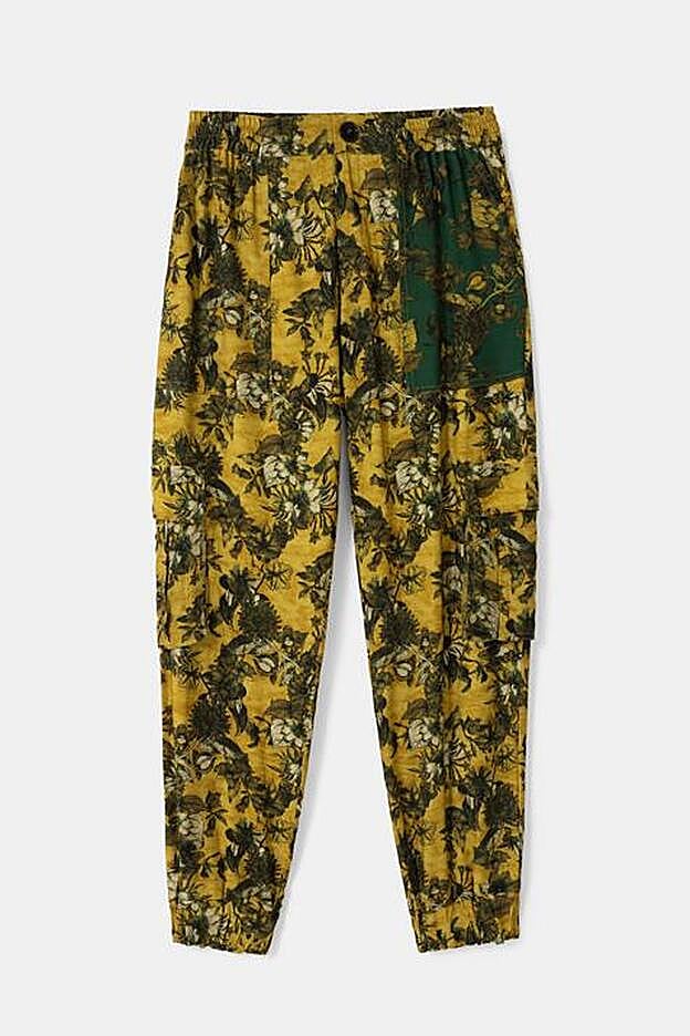 Pantalón cargo con estampado de flores en amarillo y verde, de Desigual.