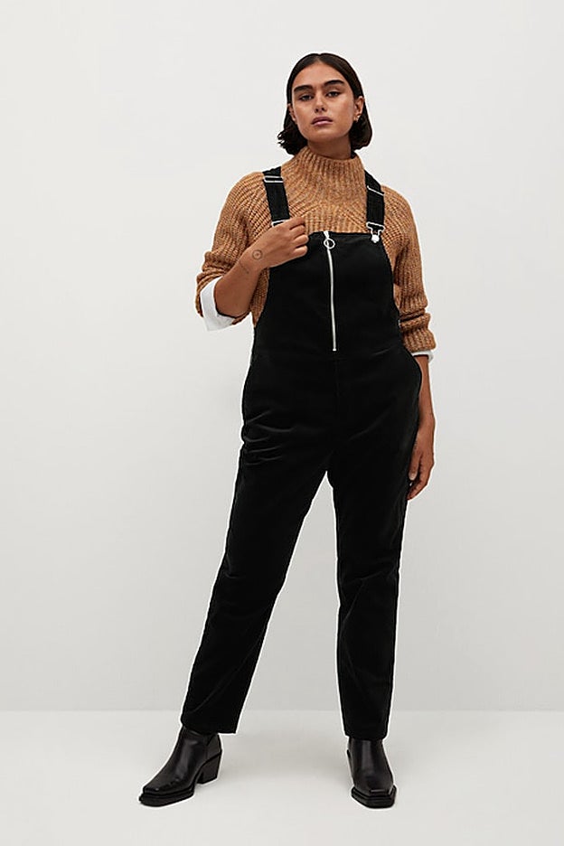 El peto talla grande de Violeta tiene una silueta 'slim fit' que favorece al máximo.