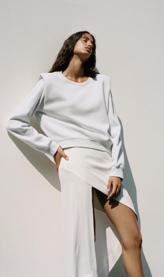 ¿Sudaderas con hombreras? Sí, y nos encanta. La mala noticia es que esta pertenece a los Special Prices de Zara, se ha quedado a menos de 10 euros y, en color blanco, ya no s epuede conseguir. En otros tonos aún quedan tallas (7,99 euros).