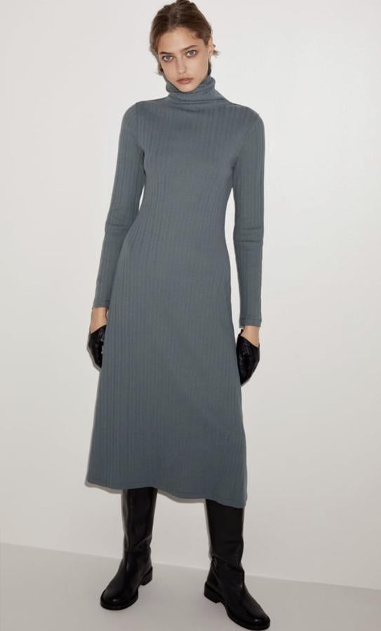 Nadie rechaza un vestiod como este, un básico que te puedes poner con todo, las 24 horas del día, y que además estiliza la figura. Está disponible en varios colores, pero este tono verde grisáceo está agotándose por momentos (19,95 euros). Pero hay buena snoticia, sí que tiene lista de espera.