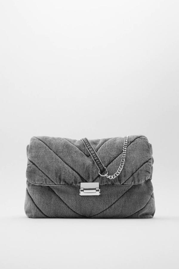 Disponible en gris, negro o azul, este bolso bandolera tamaño maxi con cuerpo y solapa acolchados cuenta con asa de hombro en cadena e interior forrado con bolsillo. Tiene un precio de 29,95 euros.
