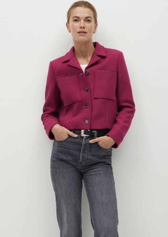 Esta chaqueta de lana en color fucsia cuenta con cuello de solapa y bolsillos de parche en la parte delantera. Con cierre de botones, tiene un precio de 99,99 euros.