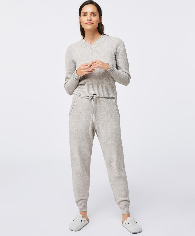 Este conjunto de chenilla en color gris está formado por un pantalón (29,99 euros) con bolsillos en los laterales y cintura elástica y jersey (25,99 euros) con cuello de pico a juego.