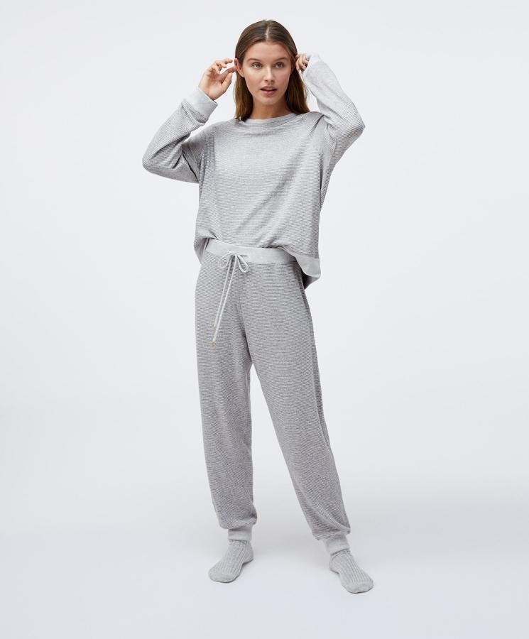 Este conjunto de rayas en color gris está formado por sudadera (19,99 euros) con cuello redondo y manga larga acabada en puño, y pantalón (19,99 euros) de cintura elástica.