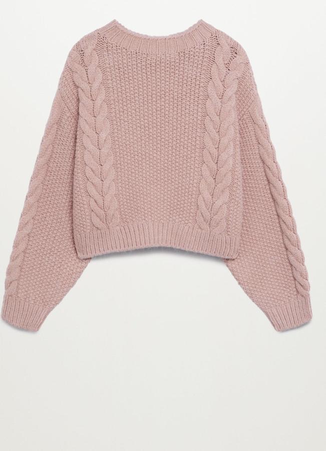 Este jersey de ochos en color rosa (también está disponible en crudo) cuenta con un diseño corto y manga larga abullonada. Con terminaciones en canalé, tiene un precio de 29,99 euros.