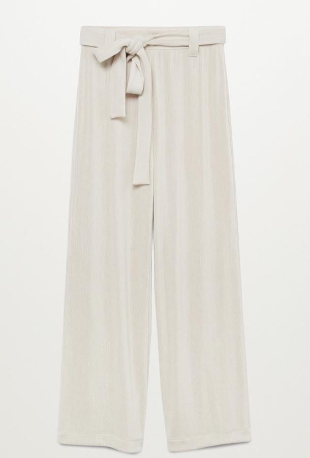 En color pastel, este pantalón recto con cintura elástica cuenta con cinturón ajustable y tiene un precio de 25,99 euros.