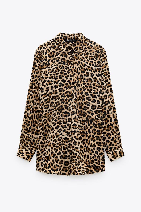 Con estampado de leopardo, esta camisa fluida de manga larga y bolsillo delantero cuenta con botones en la parte frontal y tiene un precio de 19,95 euros. Es de Zara.
