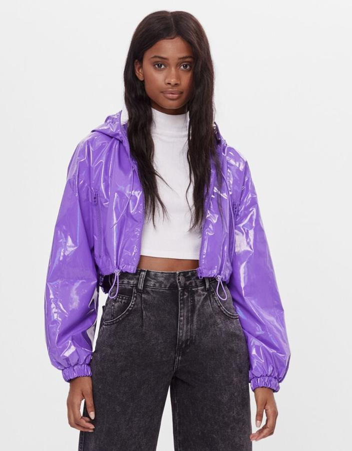 Esta cazadora de vinilo está disponible en morado o crudo. Con capucha y bolsillos con cremallera, tiene un precio de 17,99 euros.