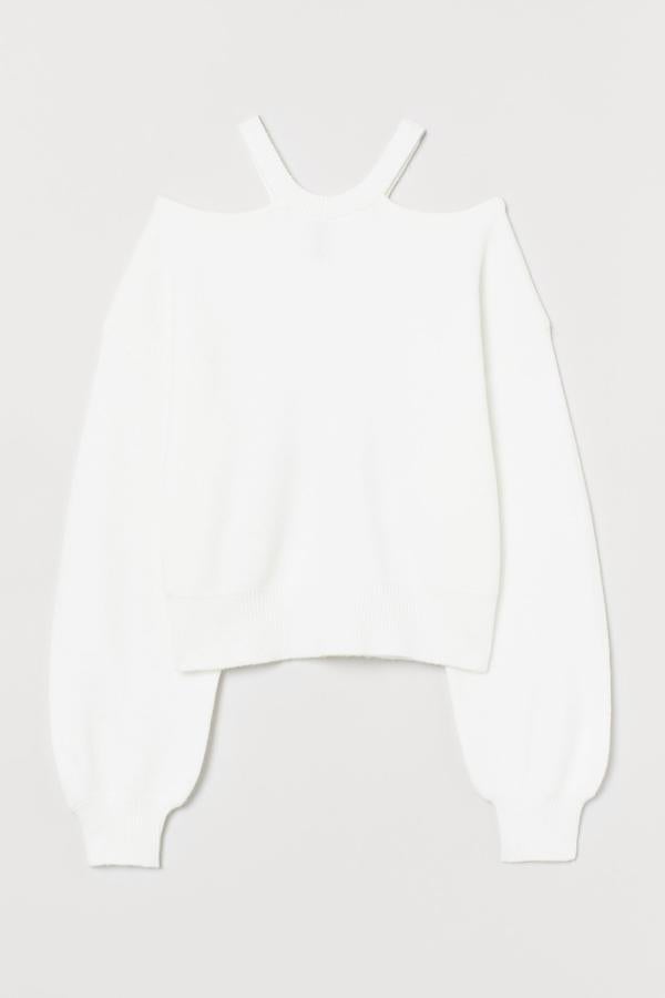 Disponible en blanco o negro, este jersey en punto suave con hombros descubiertos cuenta con cuello, puños y bajo en punto elástico de canalé y tiene un precio de 19,99 euros.