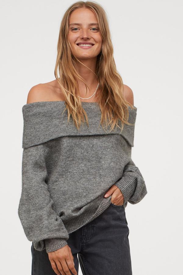 Este jersey con hombros al descubierto cuenta con ribete superior plegable en canalé y mangas largas amplias. Disponible en gris jaspeado, gris claro o beige, tiene un precio de 19,99 euros.