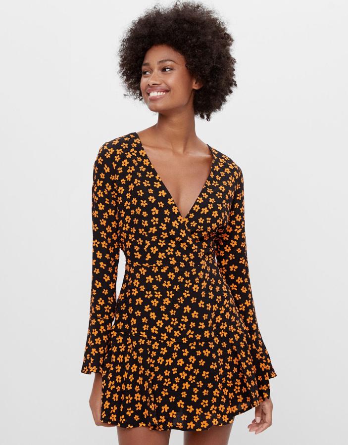 Este mono negro con estampado naranja cuenta con escote de pico y manga larga. Tiene un precio rebajado de 17,99 euros.