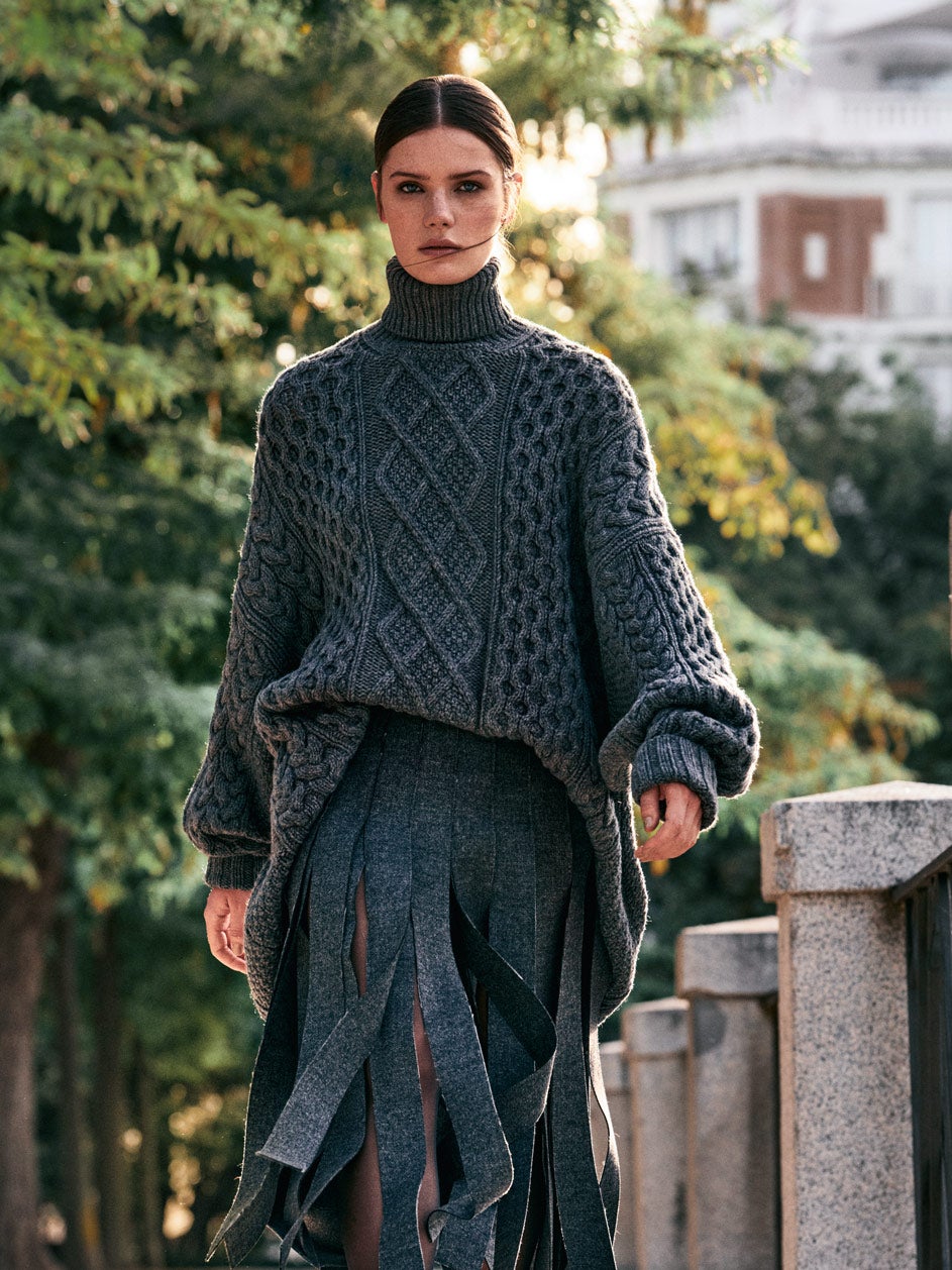 Jersey de cachemir con cuello vuelto, de Michael Kors Collection; falda tableada de franela, de Prada; y medias de El Corte Inglés.