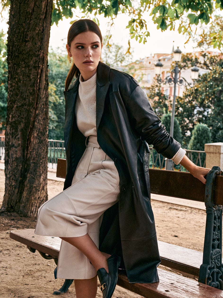 Abrigo de piel, de Woman Limited El Corte Inglés; jersey de punto de canalé, de Calvin Klein Jeans; y pantalón de cuero, de Uterqüe. Mocasines de Salvatore Ferragamo y pendientes de plata bañada en oro, de Aristocrazy.