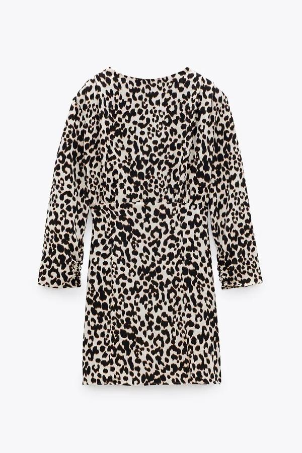Este vestido mini con estampado de leopardo y manga larga con hombreras cuenta con cuello subido y cierre en la espalda con abertura y botones forrados. Es de Zara y tiene un precio de 29,95 euros.