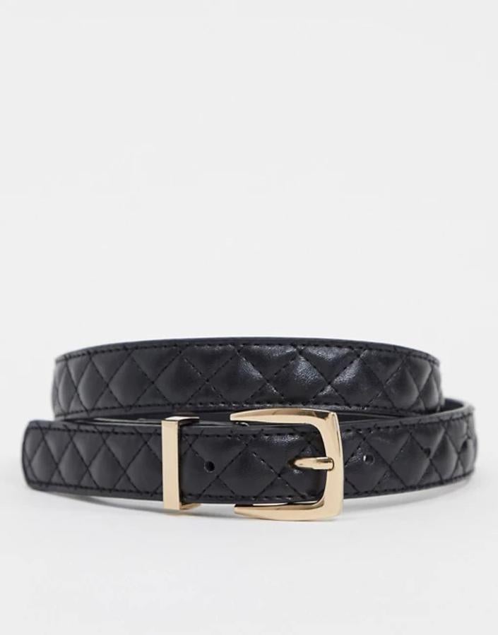 En Asos podemos comprar este cinturón de Accessorize con diseño acolchado, largo ajustable para llevar a la cadena o a la cintura y hebilla dorada. Cuesta 16,99 euros y está disponible en las tallas S, M y L.