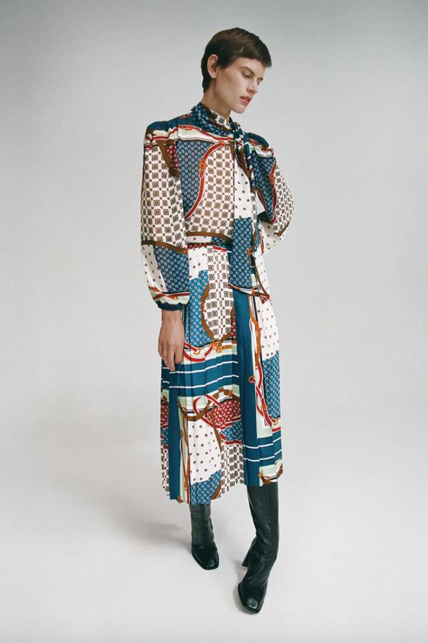 De tiro alto, con diseño midi y cierre lateral con cremallera oculta en costura, esta falda plisada estampada de Zara viene con un original estampado multicolor con tonos azulados, marrones y rojos. Cuesta 29,95 euros y está disponible entre las tallas XS y XL.