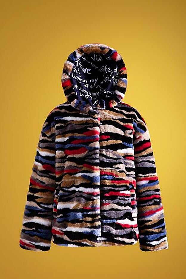 Abrigo corto con capucha, con pleo de colores y forro, de Desigual (199,95 euros)