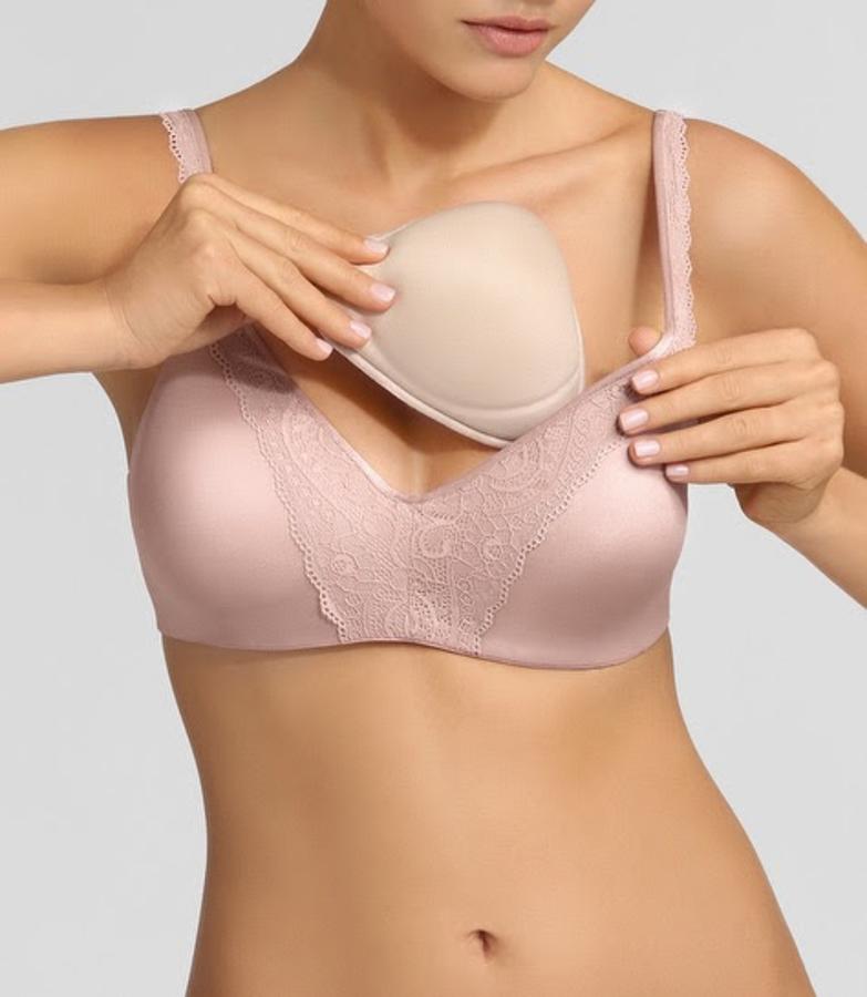 DIM ha lanzado su primer sujetador postoperatorio para mujeres operadas de cáncer de mama ,hecho con copas forradas de algodón muy suave y transpirable, que llevan un bolsillo interior para la prótesis. Hoy 19 de octubre, la firma donará 1’5 euros por cada sujetador vendido de toda su colección, y hasta diciembre, 1.5 euros de su sujetador postoperatorio.