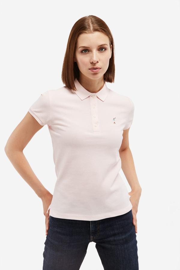 La firma española Polo Club ha lanzado la colección cápsula solidaria #MyselfAgain. 30 piezas cuyos beneficios irán destinados en su totalidad a CRIS contra el Cáncer, y que incluyen polos, jerseys o sudaderas en diferentes matices de rosa, el color emblema de la esta lucha, así como otros guiños en tonos pasteles y neutros.