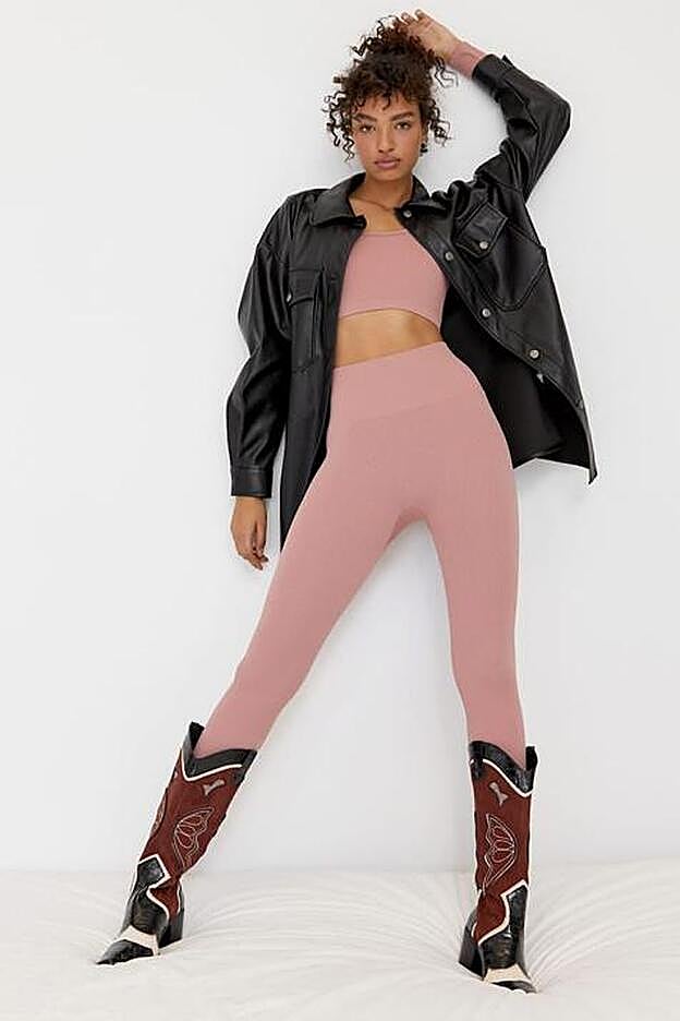 Con sobrecamisa y botas cowboy.